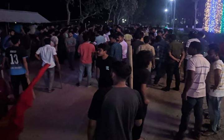 মাইকিং করে ইসলামী বিশ্ববিদ্যালয়ের শিক্ষার্থীদের ওপর স্থানীয়দের হামলা
